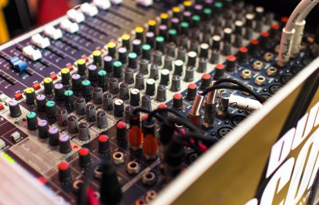 Aplicación del plástico en la electricidad y electrónica Aplicación del plástico en la electricidad y electrónica