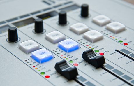 Aplicación del plástico en la electricidad y electrónica Aplicación del plástico en la electricidad y electrónica