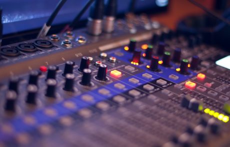 Aplicación del plástico en la electricidad y electrónica Aplicación del plástico en la electricidad y electrónica