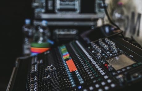 Aplicación del plástico en la electricidad y electrónica Aplicación del plástico en la electricidad y electrónica